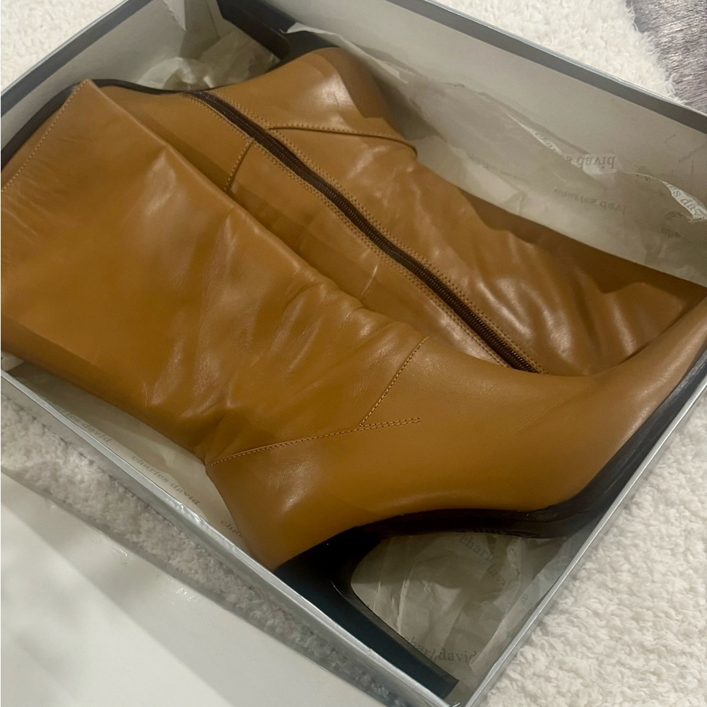 Charles David women’s boot, a modern square toe, and a slim block heel. Size 9 - Picture 2 of 8